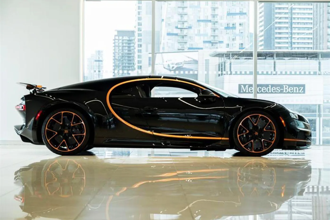Bugatti Chiron in Schwarz mit orangen Akzenten, Seitenprofil – ausgeliefertes Fahrzeug von FABY TRADING