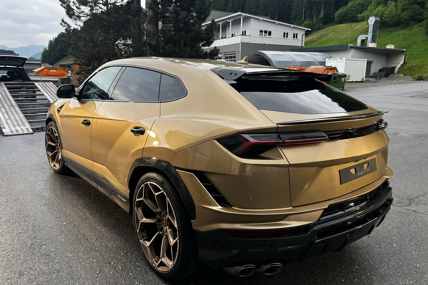Lamborghini Urus in Gold, Heckansicht – ausgeliefertes Fahrzeug von FABY TRADING