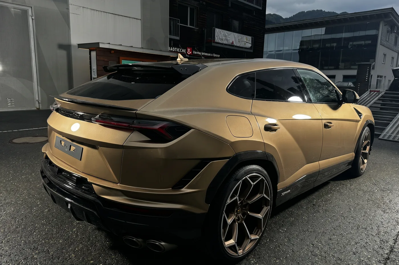 Lamborghini Urus in Gold, Seitenprofil – ausgeliefertes Fahrzeug von FABY TRADING