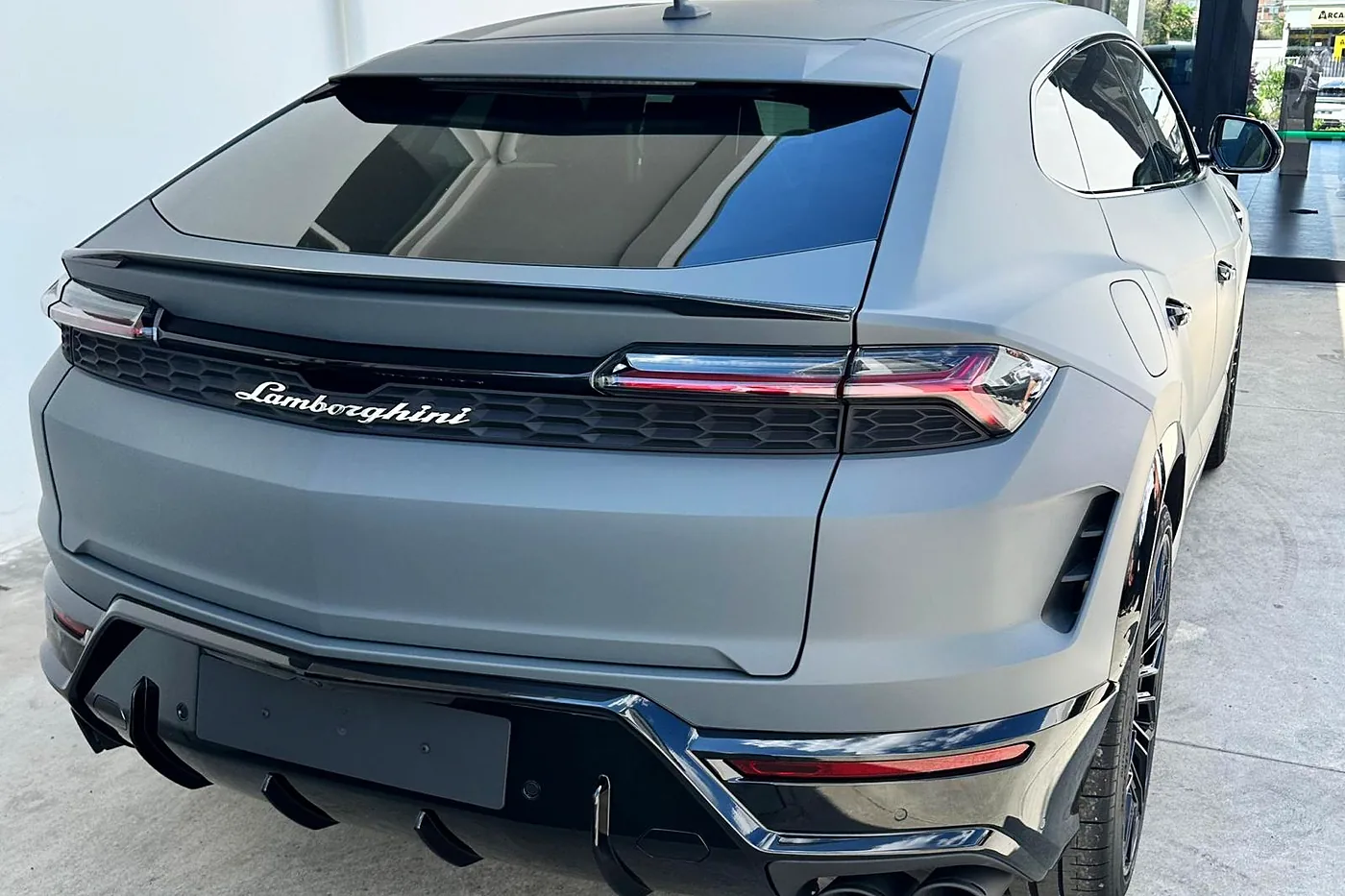 Lamborghini Urus in Grau, Heckansicht – ausgeliefertes Fahrzeug von FABY TRADING