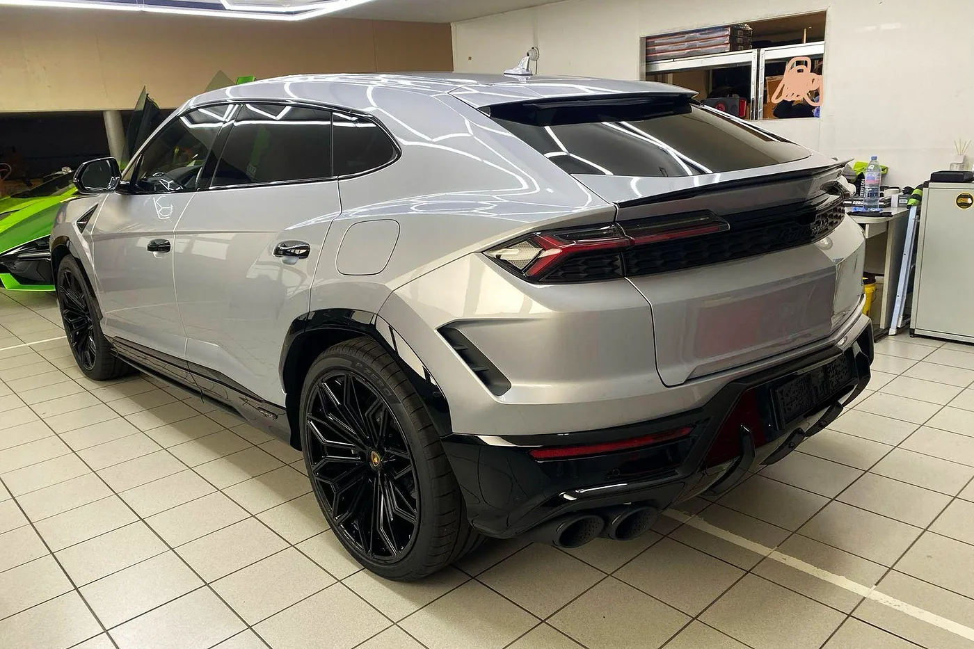 Lamborghini Urus in Silber, Heckansicht – ausgeliefertes Fahrzeug von FABY TRADING