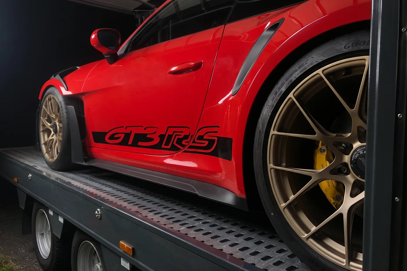 Porsche 911 GT3 RS in Rot, Seitenprofil – ausgeliefertes Fahrzeug von FABY TRADING