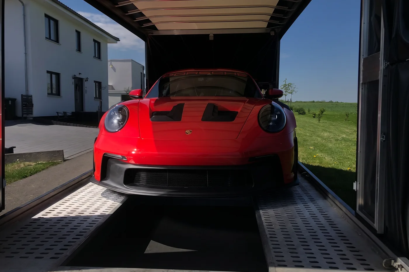 Porsche 911 GT3 RS in Rot, bei der Auslieferung – ausgeliefertes Fahrzeug von FABY TRADING