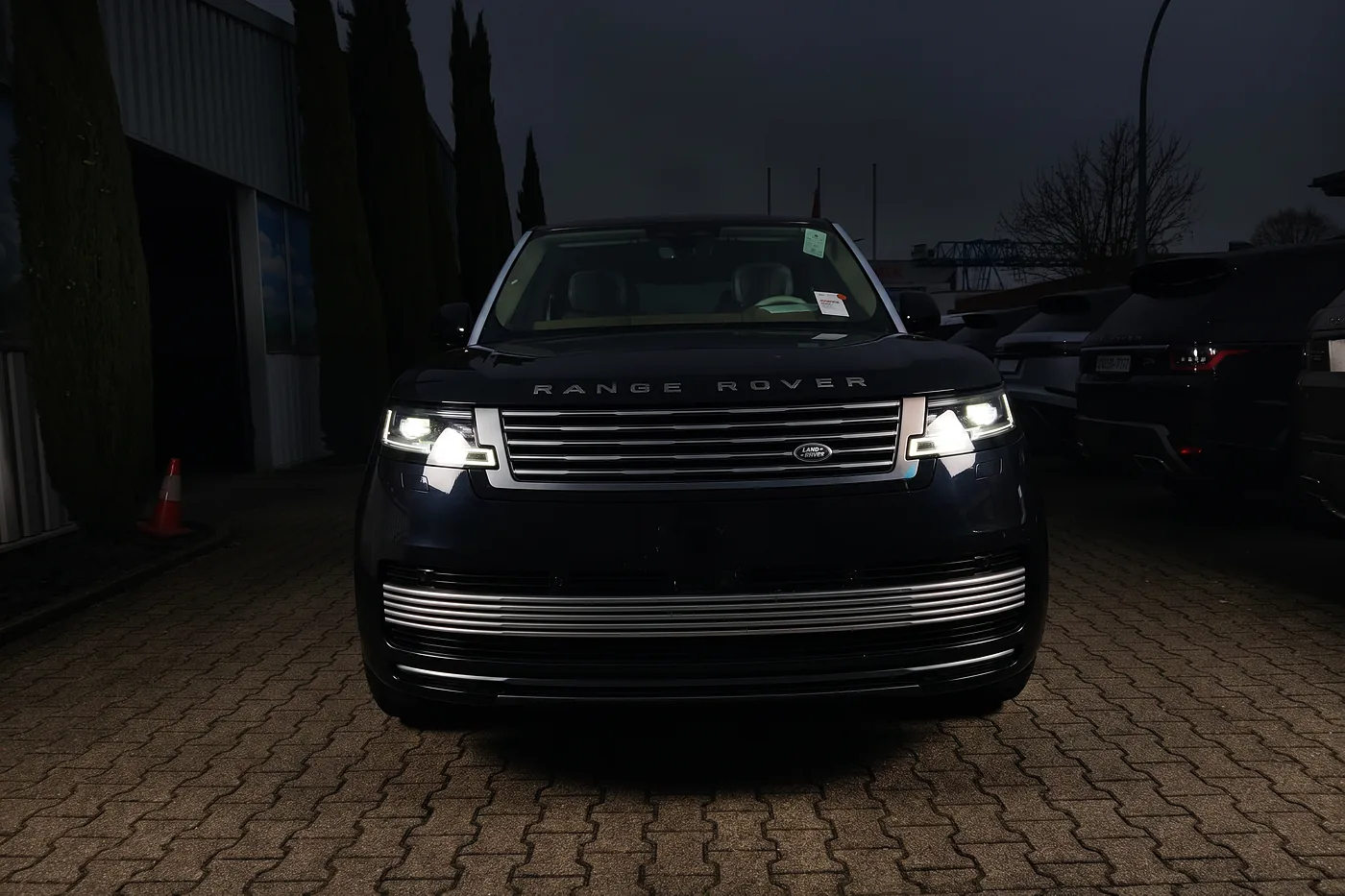 Range Rover in Schwarz, Frontansicht – ausgeliefertes Fahrzeug von FABY TRADING