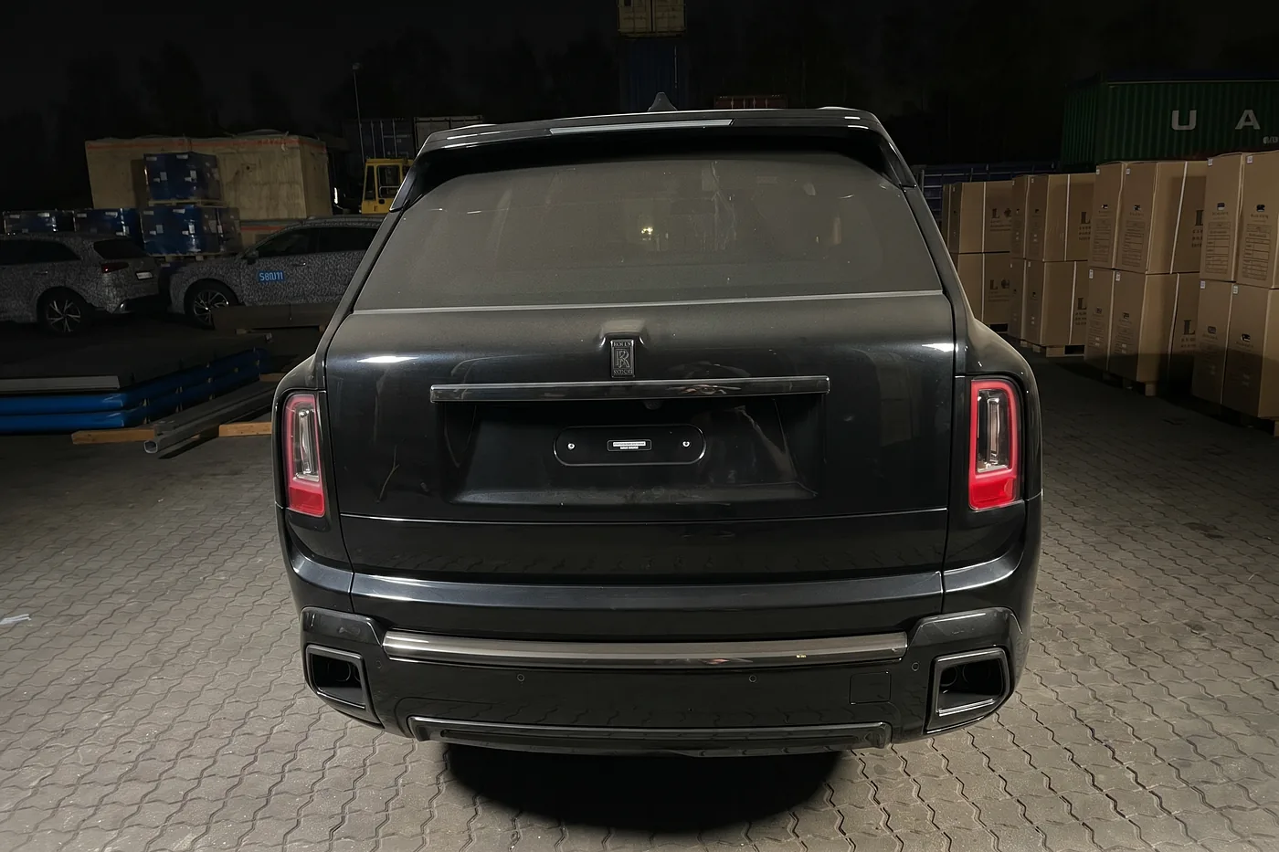 Range Rover in Schwarz, Heckansicht – ausgeliefertes Fahrzeug von FABY TRADING