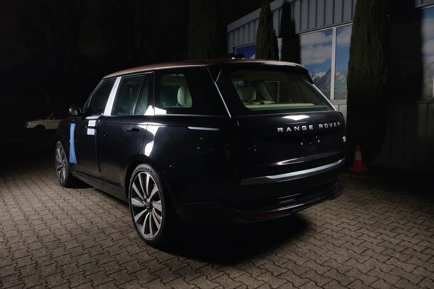 Range Rover in Schwarz, Seitenprofil – ausgeliefertes Fahrzeug von FABY TRADING
