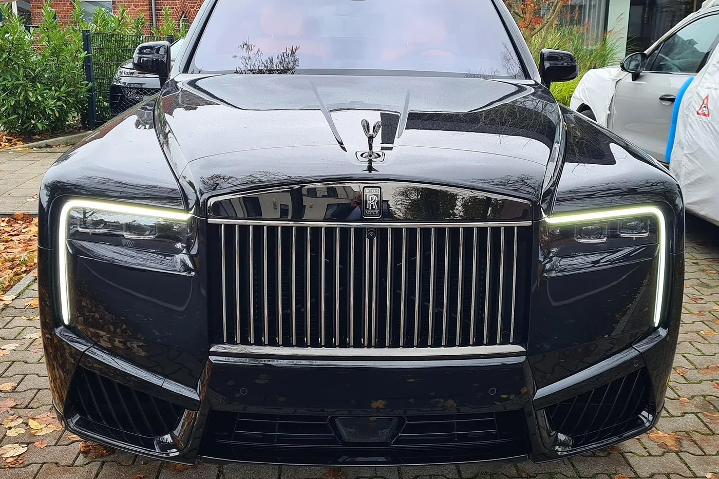 Rolls-Royce Cullinan in Schwarz, Frontansicht – ausgeliefertes Fahrzeug von FABY TRADING