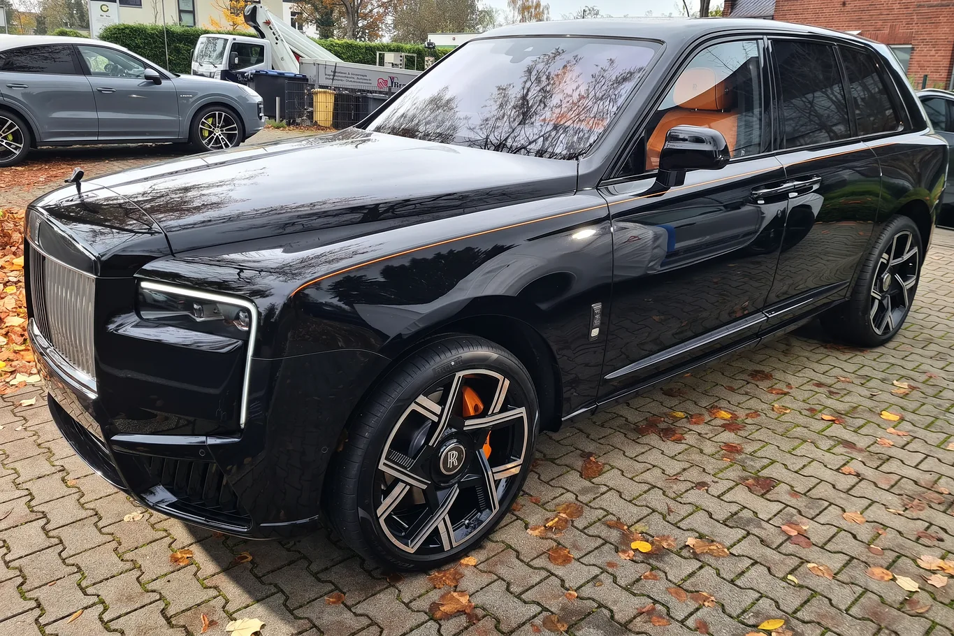 Rolls-Royce Cullinan in Schwarz, Front, Dreiviertelansicht – ausgeliefertes Fahrzeug von FABY TRADING