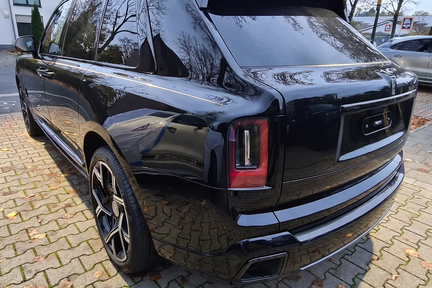 Rolls-Royce Cullinan in Schwarz, Heckansicht – ausgeliefertes Fahrzeug von FABY TRADING