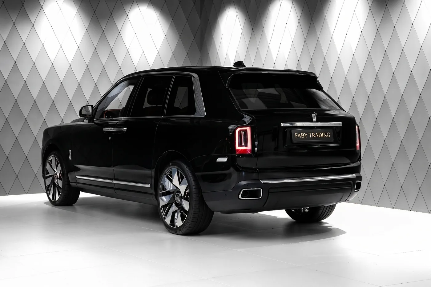 Rolls-Royce Cullinan in Schwarz, Heckansicht – ausgeliefertes Fahrzeug von FABY TRADING