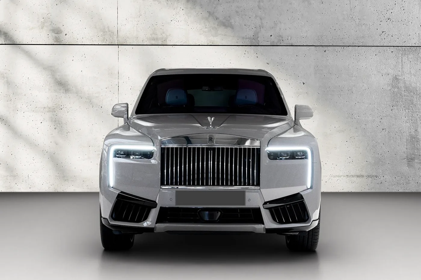 Rolls-Royce Cullinan in Silber, Frontansicht – ausgeliefertes Fahrzeug von FABY TRADING