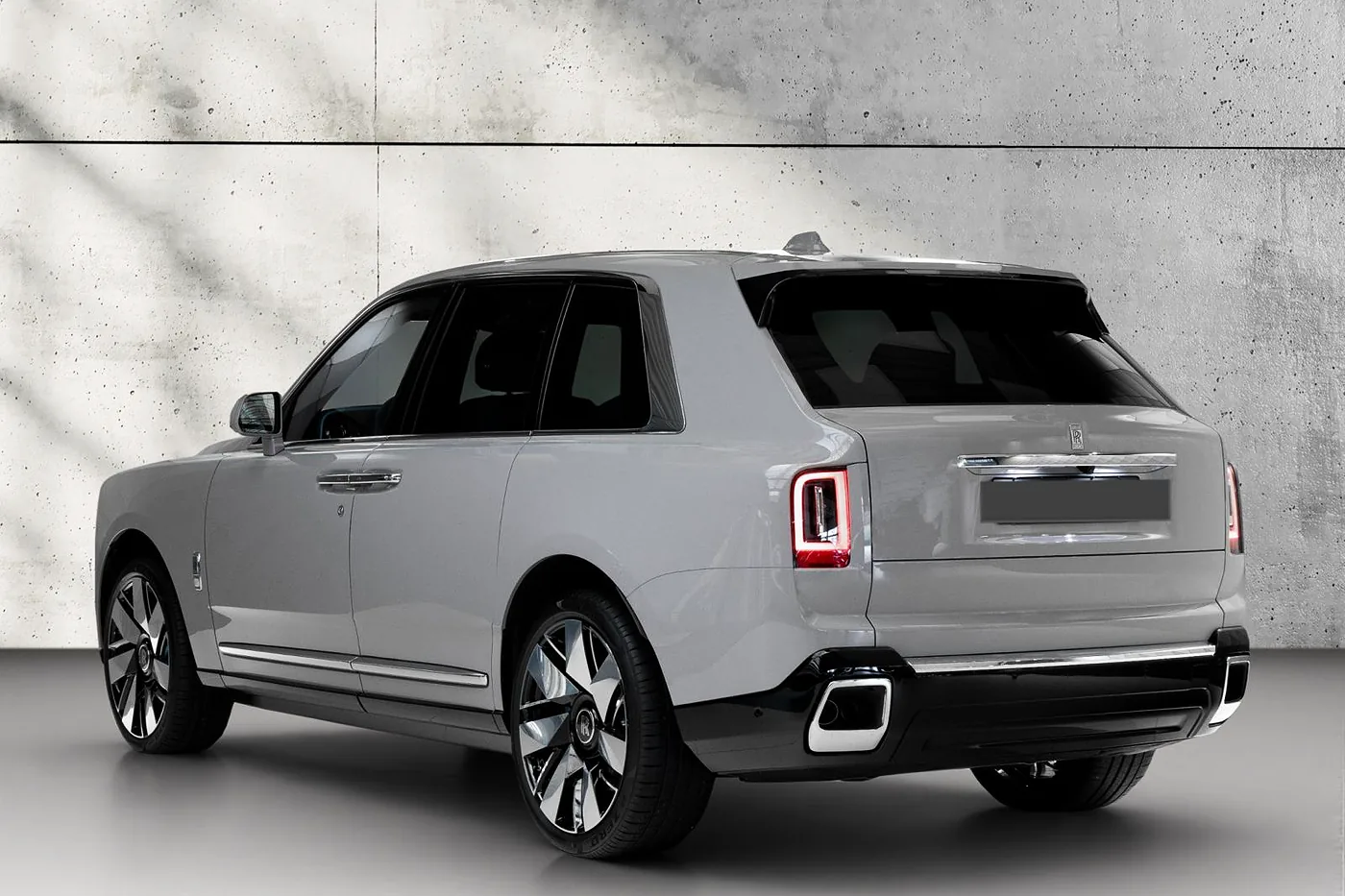 Rolls-Royce Cullinan in Silber, Heckansicht – ausgeliefertes Fahrzeug von FABY TRADING